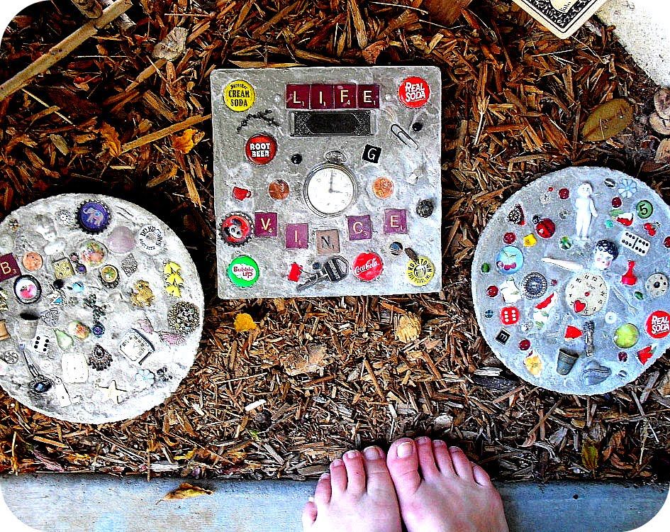 30 Beautiful DIY Stepping Stone Ideas to Decorate Garden