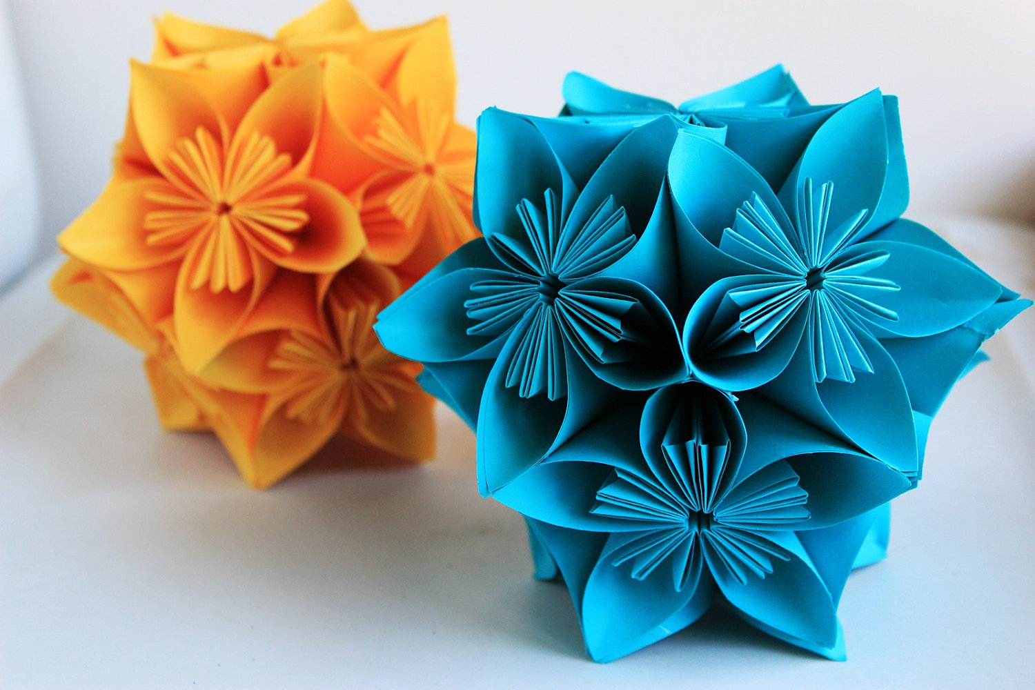 arreglo de flores en origami kusudama