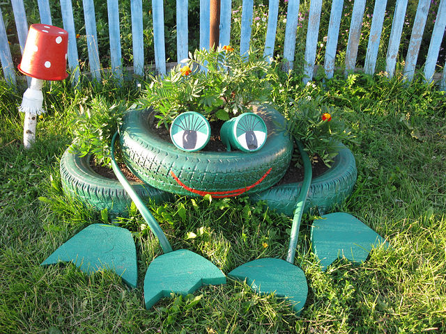 Repurpose-Old-Tire-into-Animal-Themed-Garden-Decor-11.jpg