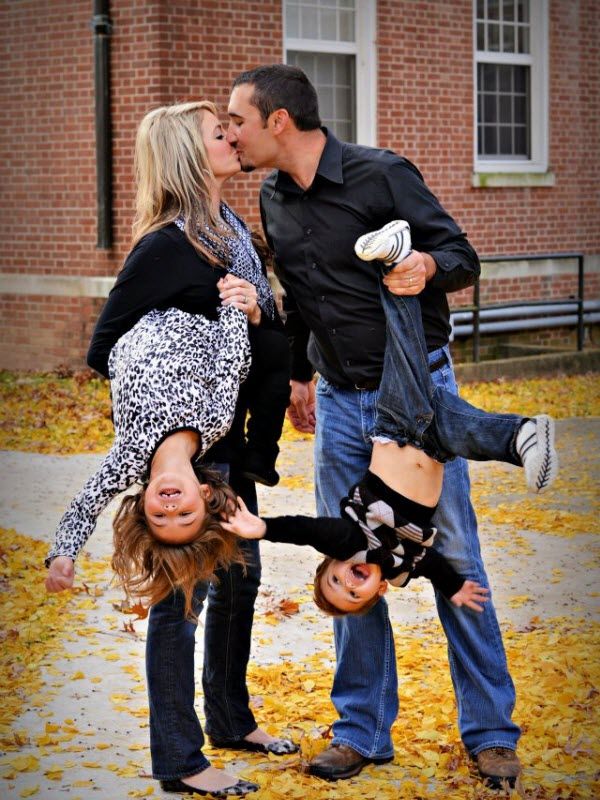 30+ Absolutely Creative Family Picture Ideas