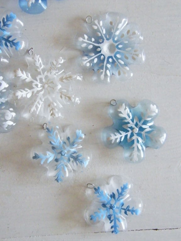 Creative Ideas - DIY Snowflake Christmas Tree Ornaments from Plastic Bottles