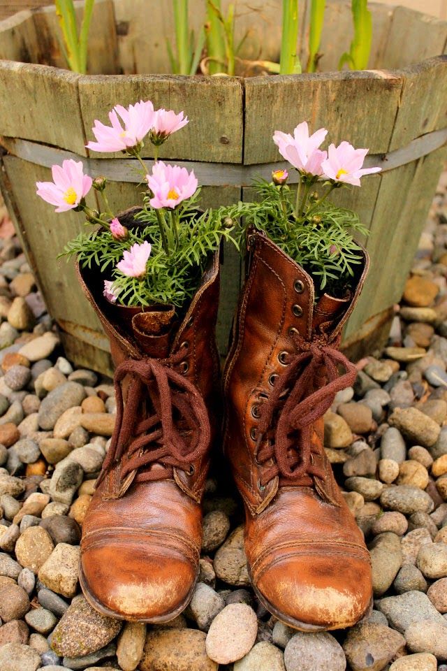 40+ Creative DIY Garden Containers and Planters from Recycled Materials
