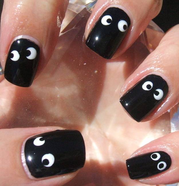 40+ Spooky and Creative DIY Halloween Nail Art Ideas --> Googly Eyes Manicures