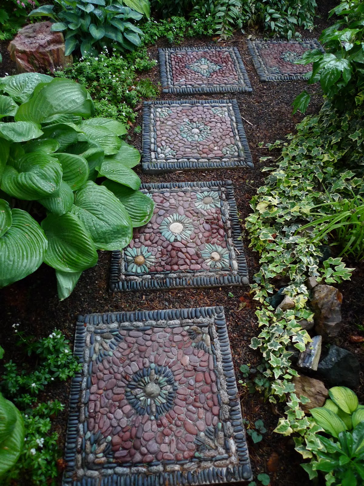 30 Beautiful DIY Stepping Stone Ideas to Decorate Garden