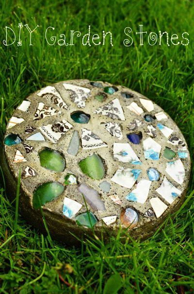 30 Beautiful DIY Stepping Stone Ideas to Decorate Garden