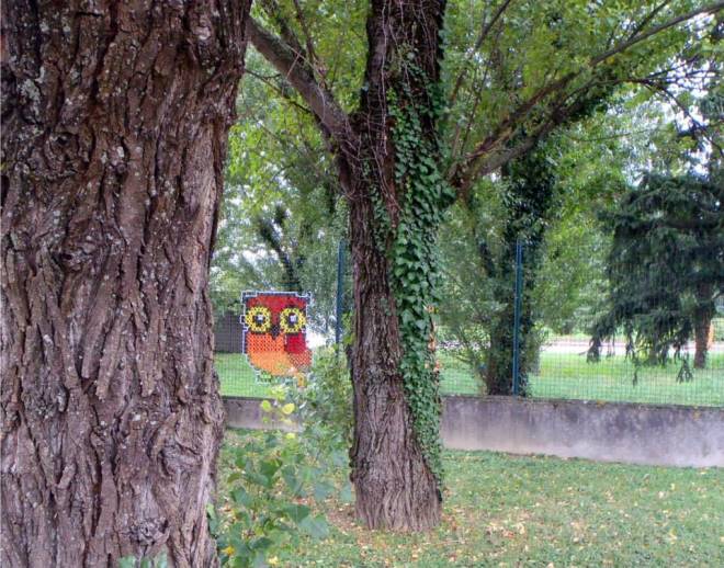 Yaratıcı-Street-Art-Cross-Dikiş-Resimleri-on-Çit-10.jpg