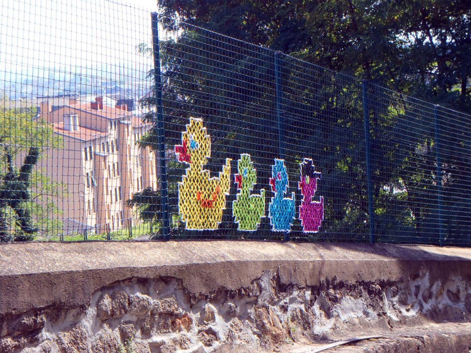 Yaratıcı-Street-Art-Cross-Dikiş-Resimleri-on-Çit-6_1.jpg